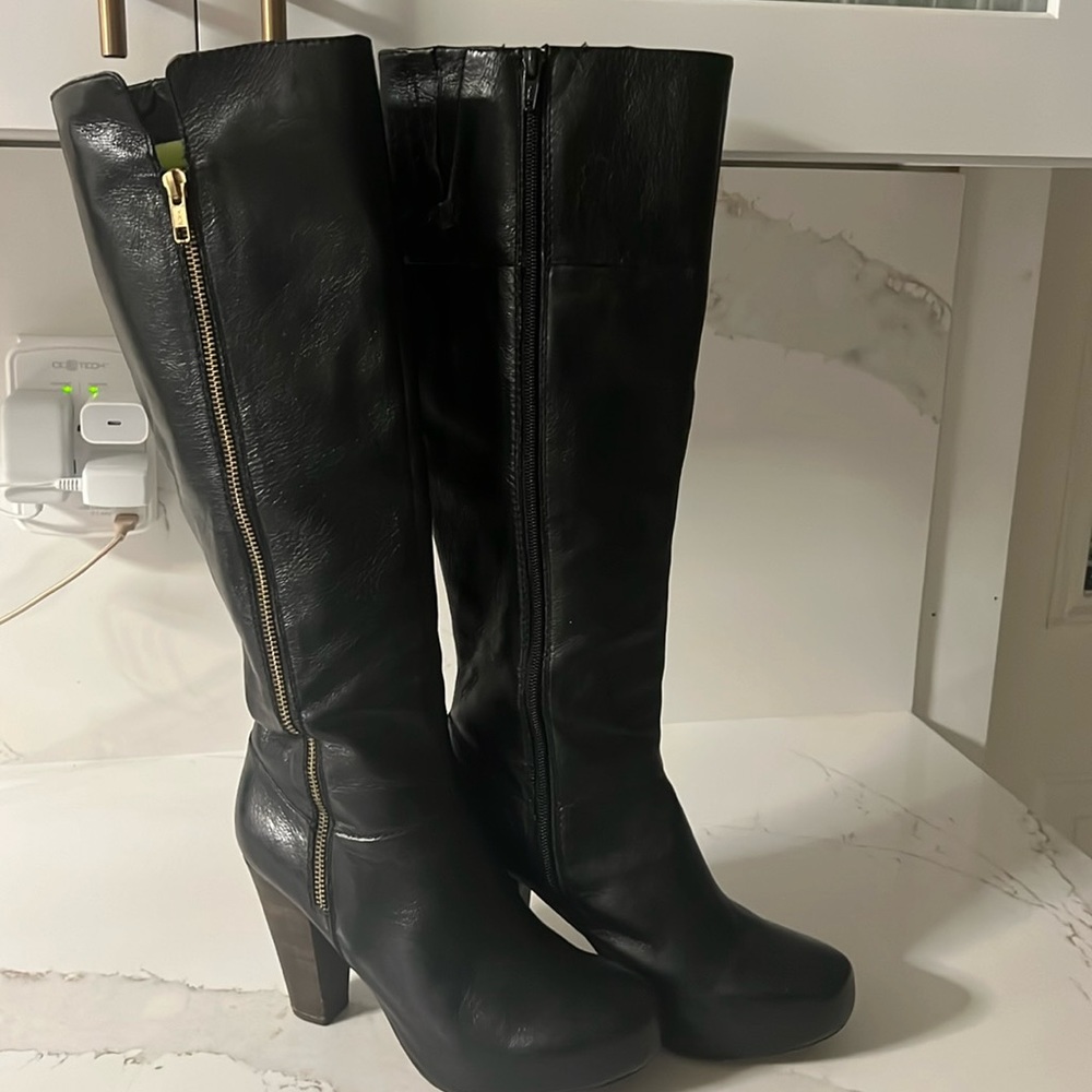 Steve Madden platform leather boots, side zipper with faux gold zipper, size 8.5